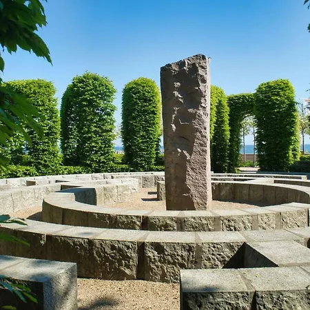 Zentral Aber Ruhig, Terrasse Mit Viel Grün - Strandnahes Luki Ferienhaus Goehren (Ruegen)