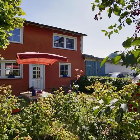 Zentral Aber Ruhig, Terrasse Mit Viel Grün - Strandnahes Luki Ferienhaus Goehren (Ruegen)