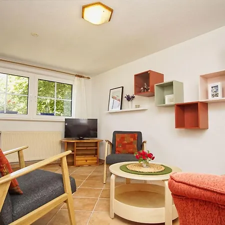 Zentral Aber Ruhig, Terrasse Mit Viel Grün - Strandnahes Luki Ferienhaus Goehren (Ruegen)