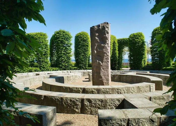 Zentral Aber Ruhig, Terrasse Mit Viel Grün - Strandnahes Luki Ferienhaus Goehren (Ruegen)